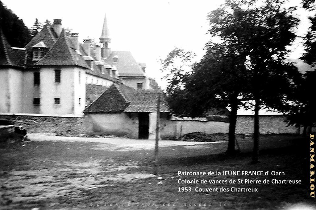 COLO JEUNE FRANCE 1953 couvent des Chartreux, le portail d'entree.jpg